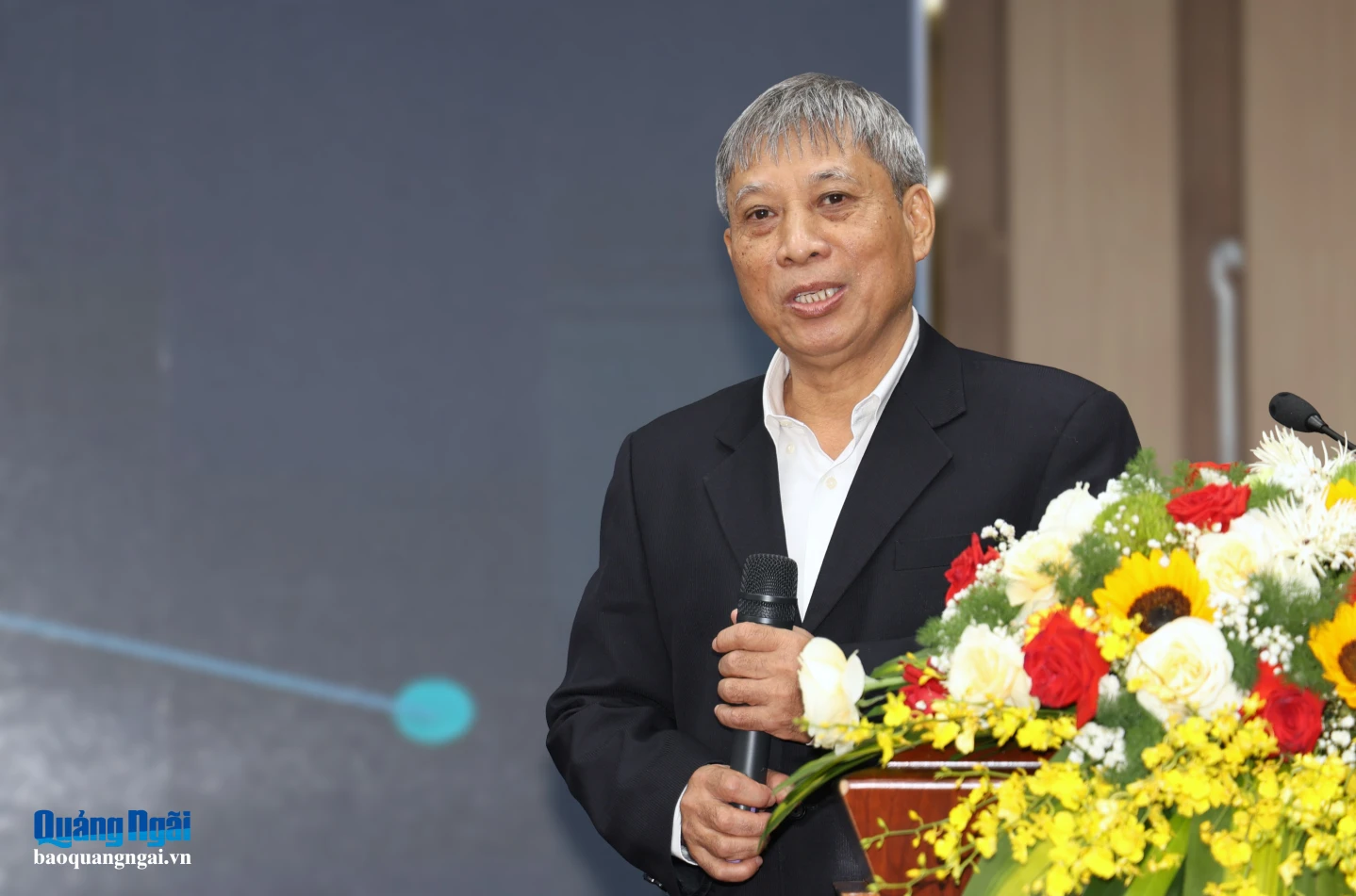 PGS. TS. Bùi Quang Bình nêu vấn đề liên kết vùng và phát triển logistics để mở rộng không gian phát triển cho Quảng Ngãi.