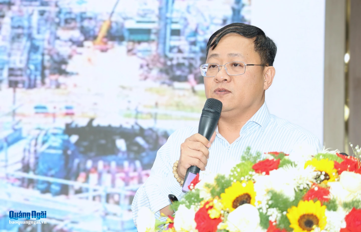 Tiến sĩ Hoàng Hồng Hiệp - Giám đốc Phân hiệu Trường Đại học Tài chính - Marketing TP.Huế trao đổi tại hội thảo.