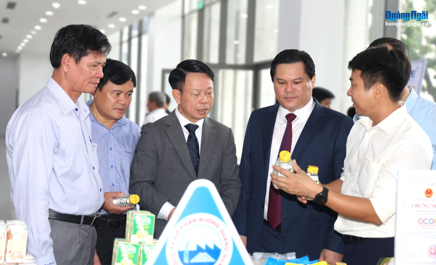Các đại biểu tham quan các gian hàng trưng bày bên lề hội thảo.