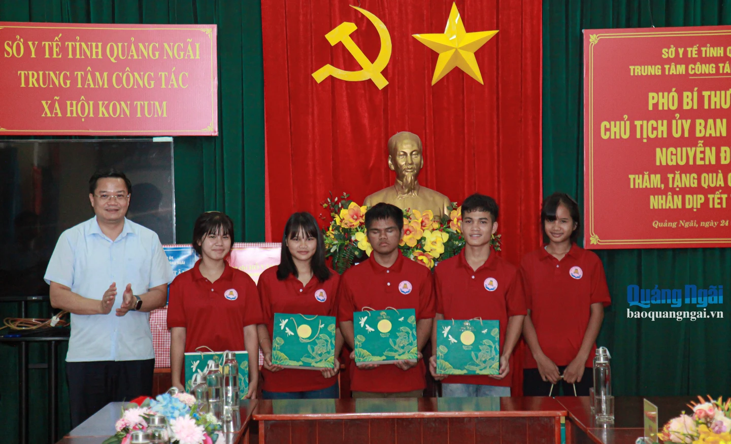 Phó Bí thư Tỉnh ủy, Chủ tịch UBND tỉnh Nguyễn Đức Tâm tặng quà các em nhỏ mồ côi, khuyết tật tại Trung tâm.