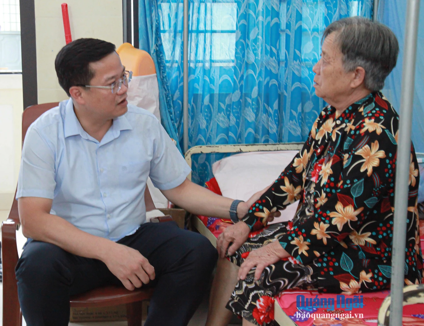 Phó Bí thư Tỉnh ủy, Chủ tịch UBND tỉnh Nguyễn Đức Tâm ân cần thăm hỏi động viên người già neo đơn.