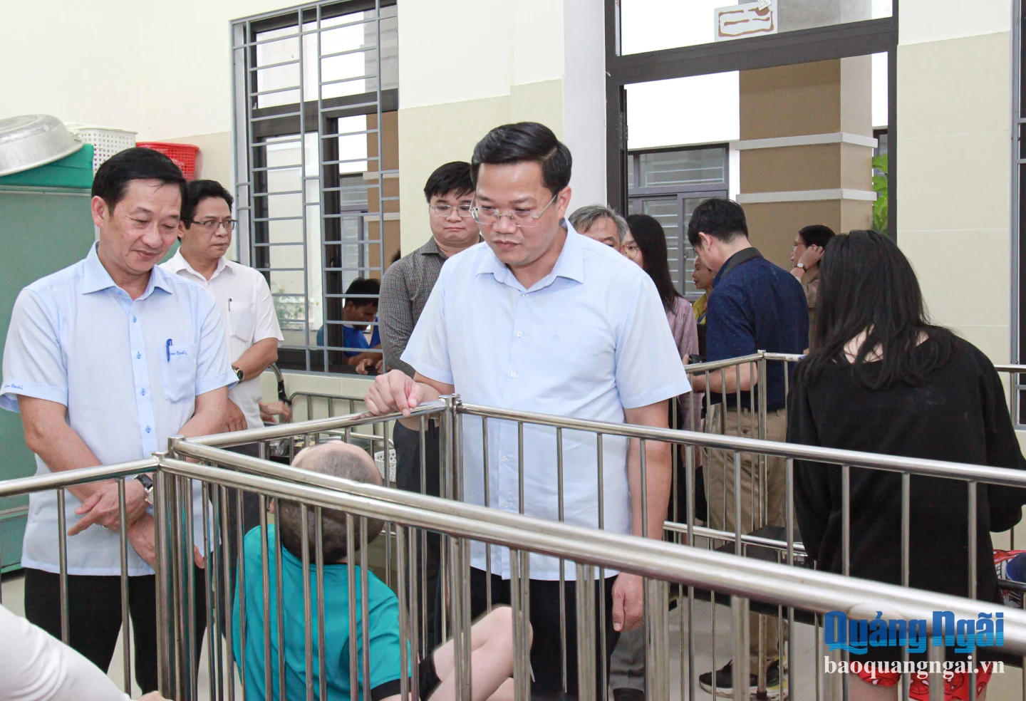 Phó Bí thư Tỉnh ủy, Chủ tịch UBND tỉnh Nguyễn Đức Tâm đến thăm các em nhỏ khuyết tật.