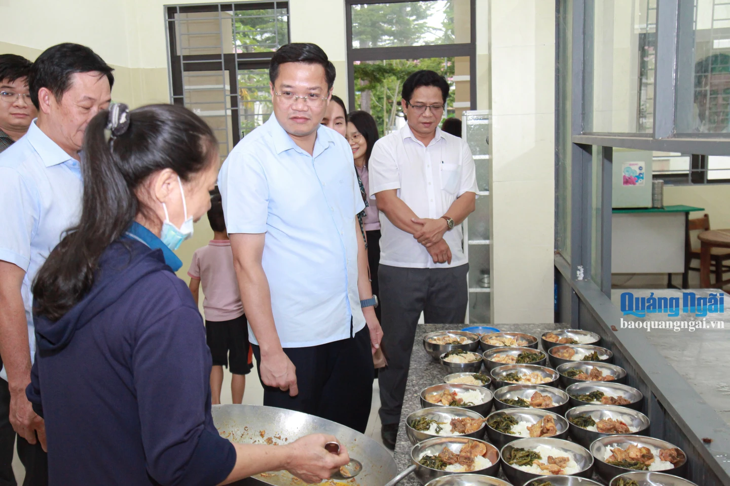 Phó Bí thư Tỉnh ủy, Chủ tịch UBND tỉnh Nguyễn Đức Tâm kiểm tra an toàn vệ sinh bếp ăn tại đơn vị.