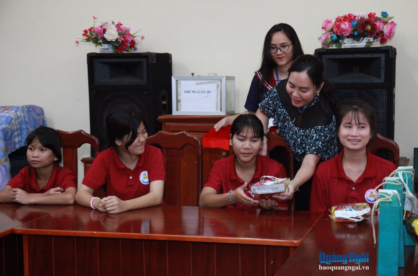 Đoàn công tác giao lưu, phát quà cho các em nhỏ tại buổi đến thăm.