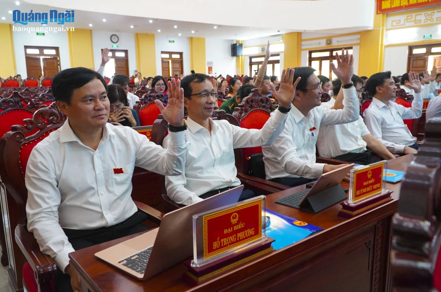 Các đại biểu biểu quyết thông qua các dự thảo nghị quyết tại kỳ họp.