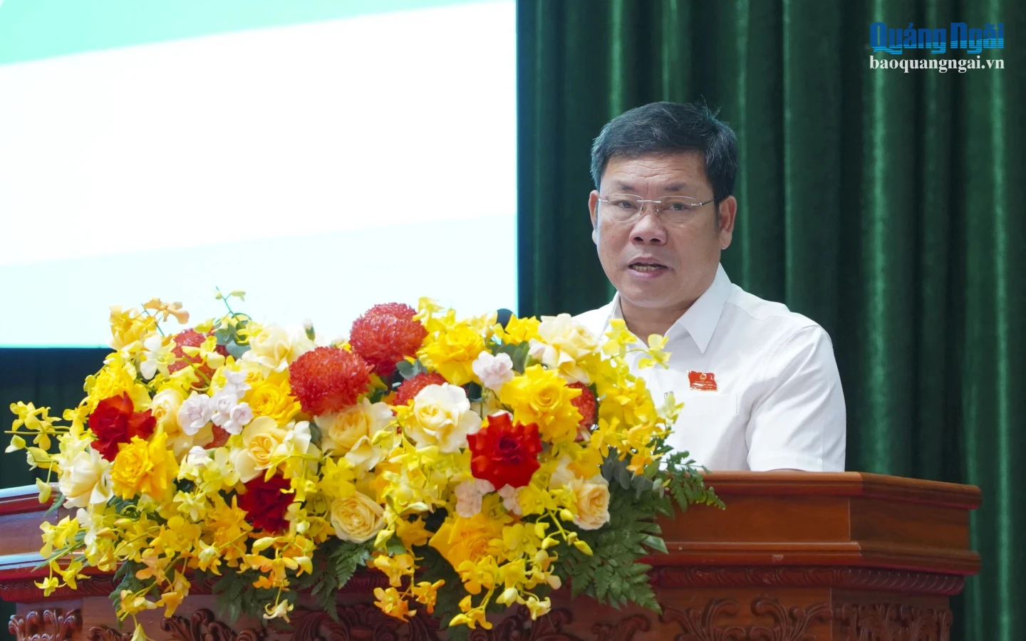 Đại diện các sở, ngành trình bày dự thảo các nghị quyết tại kỳ họp.