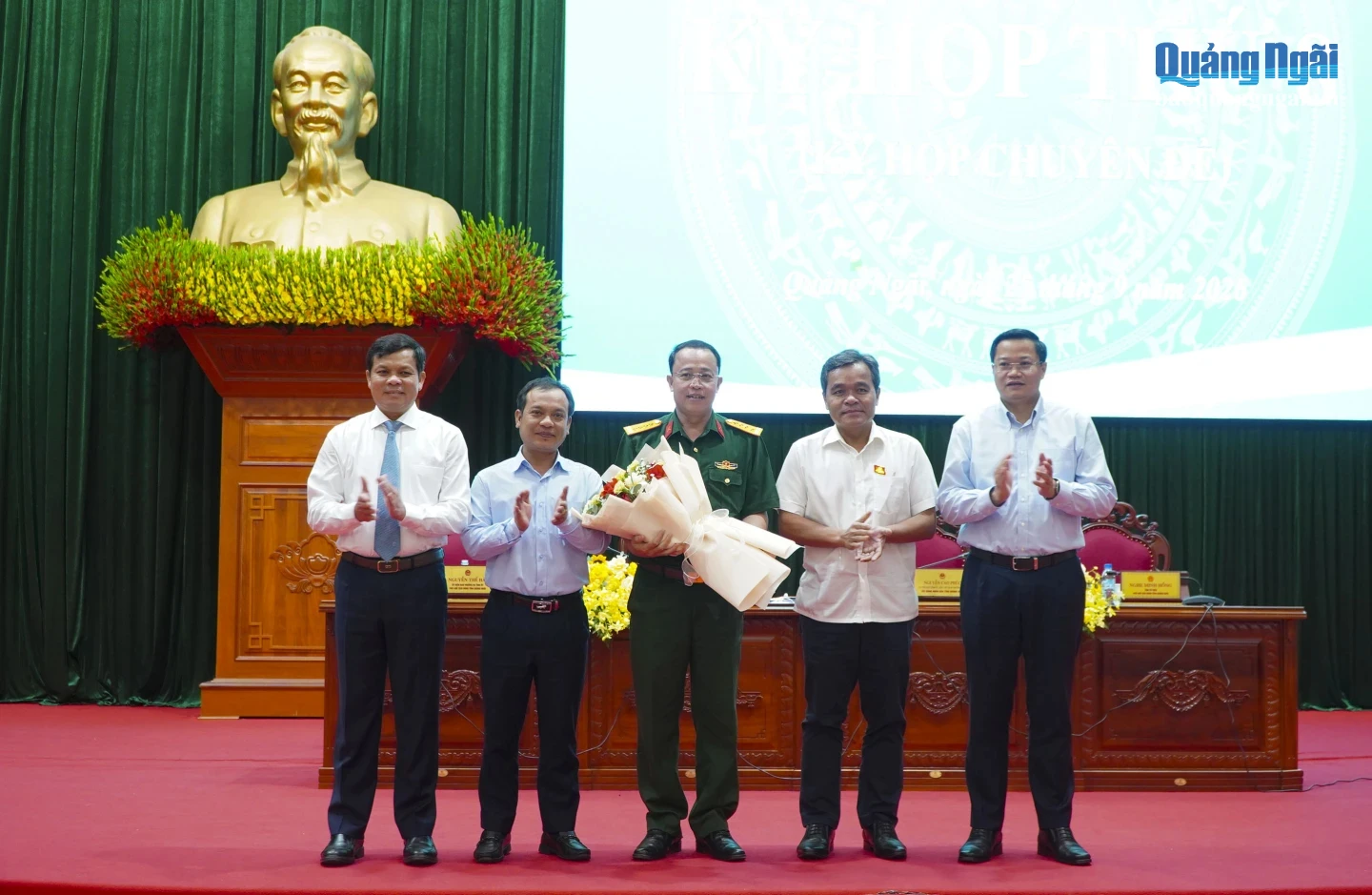 Các đồng chí Thường trực Tỉnh ủy tặng hoa chúc mừng Đại tá Trần Hữu Ích - Chỉ huy trưởng Bộ CHQS tỉnh.