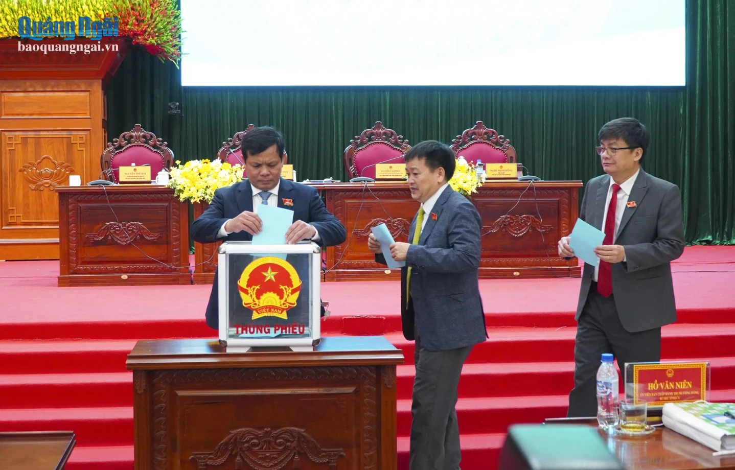 Phó Bí thư Tỉnh ủy, Chủ tịch HĐND tỉnh Nguyễn Đức Tuy và các đại biểu bỏ phiếu bầu bổ sung Ủy viên UBND tỉnh, nhiệm kỳ 2026 - 2031.