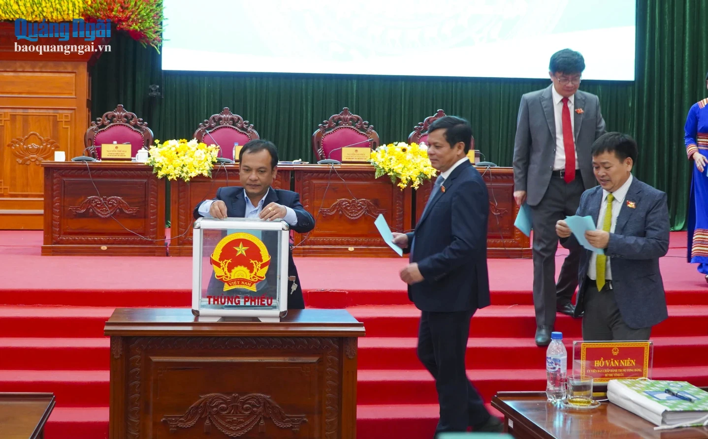 Ủy viên dự khuyết Trung ương Đảng, Phó Bí thư Thường trực Tỉnh ủy, Chủ tịch Ủy ban MTTQ Việt Nam tỉnh U Huấn và các đại biểu bỏ phiếu bầu bổ sung Ủy viên UBND tỉnh, nhiệm kỳ 2026 - 2031.