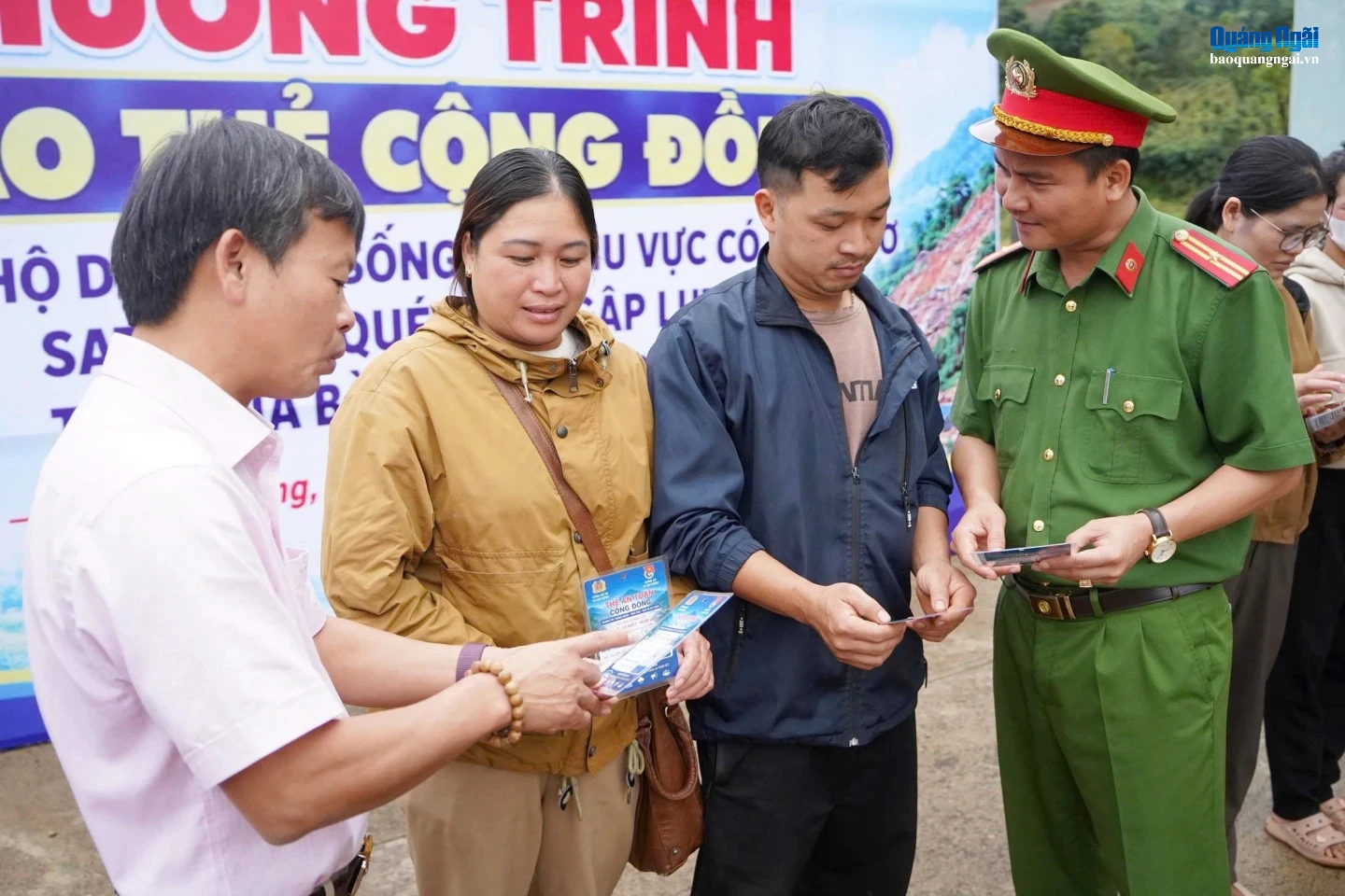 Hướng dẫn các hộ dân sử dụng thẻ cộng đồng.