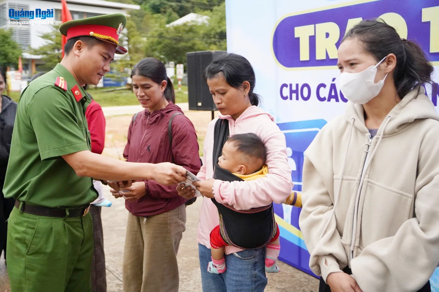 Trao thẻ cộng đồng cho các hộ dân.