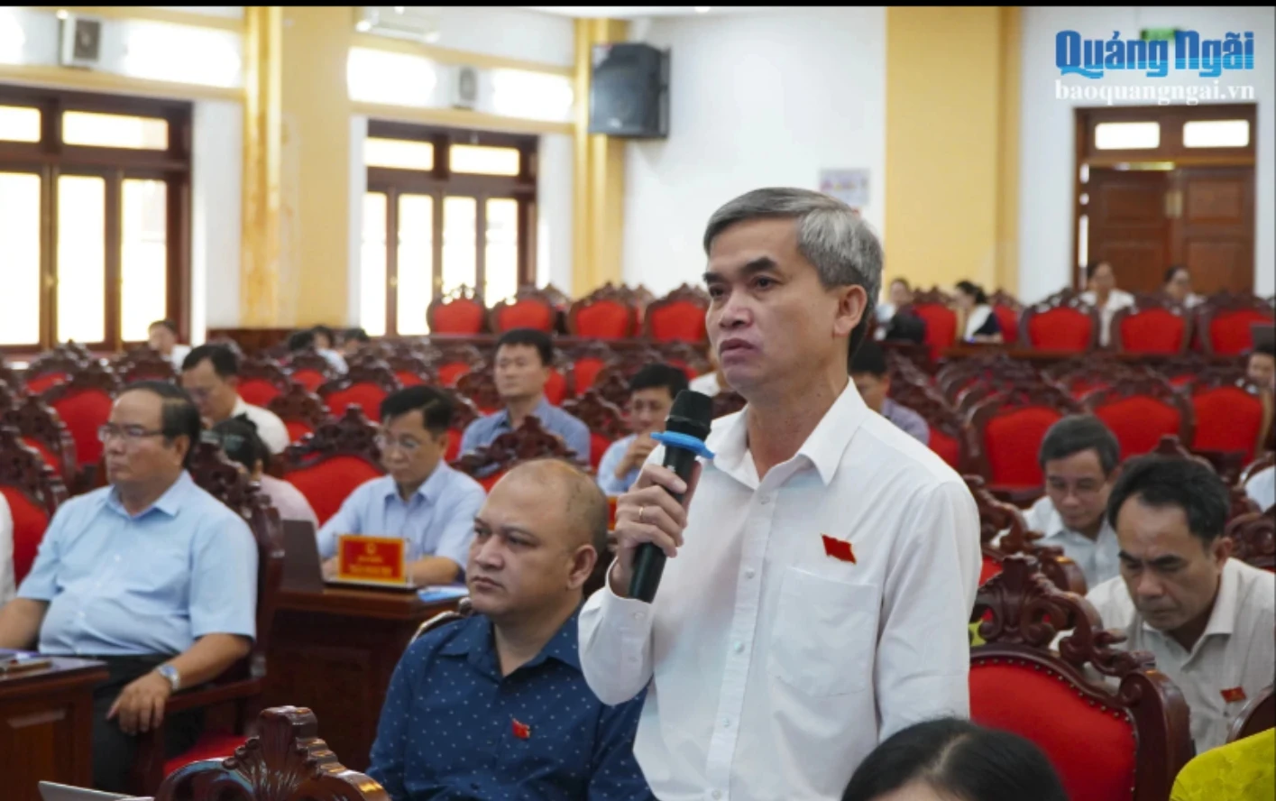 Đại biểu tham gia thảo luận tại kỳ họp.