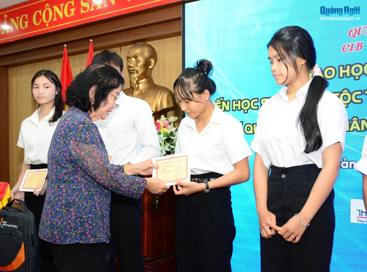 Nguyên Phó Chủ tịch nước Trương Mỹ Hoa trao học bổng cho học sinh.