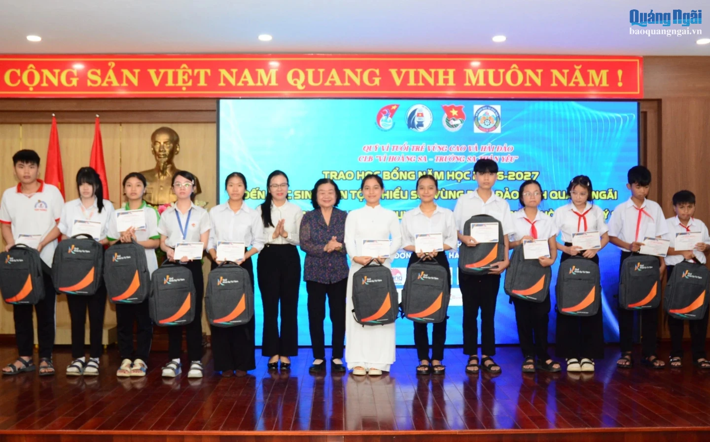 Nguyên Phó Chủ tịch nước Trương Mỹ Hoa và các đại biểu trao học bổng cho học sinh.