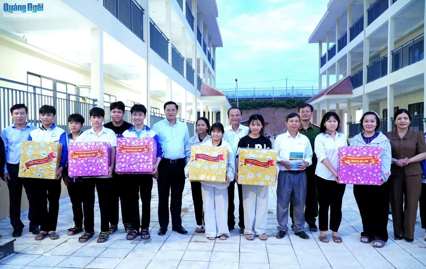 Chủ tịch UBND tỉnh Nguyễn Đức Tâm tặng quà Trung thu cho học sinh Trường Phổ thông nội trú Tiểu học - Trung học cơ sở xã Mô Rai. 