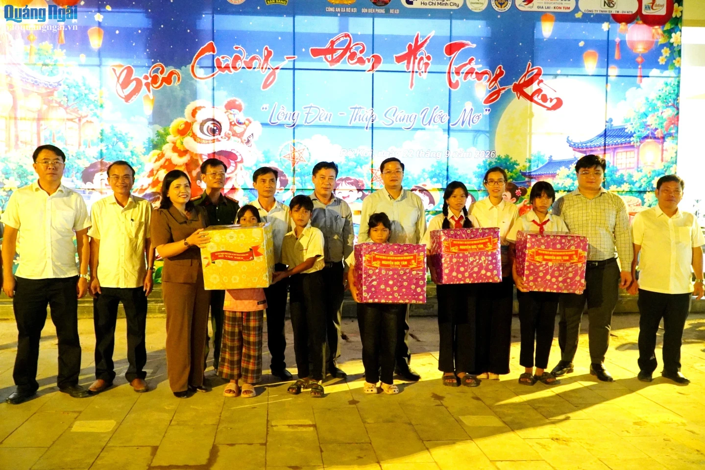 Chủ tịch UBND tỉnh Nguyễn Đức Tâm tặng quà Trung thu cho học sinh Trường Phổ thông nội trú Tiểu học - Trung học cơ sở xã Rờ Kơi.