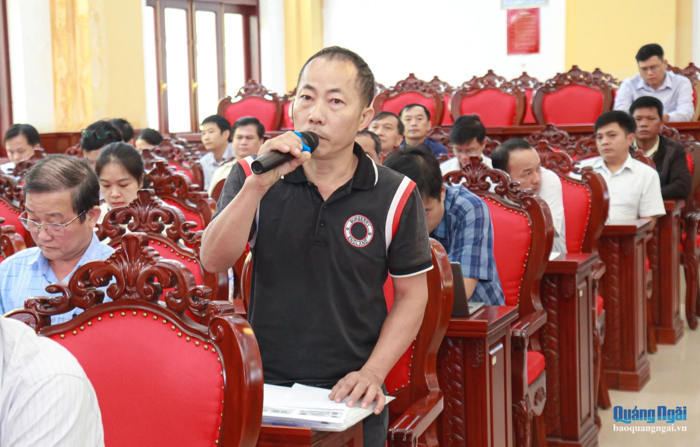 Các cử tri nêu kiến nghị trực tiếp với các đại biểu Quốc hội.