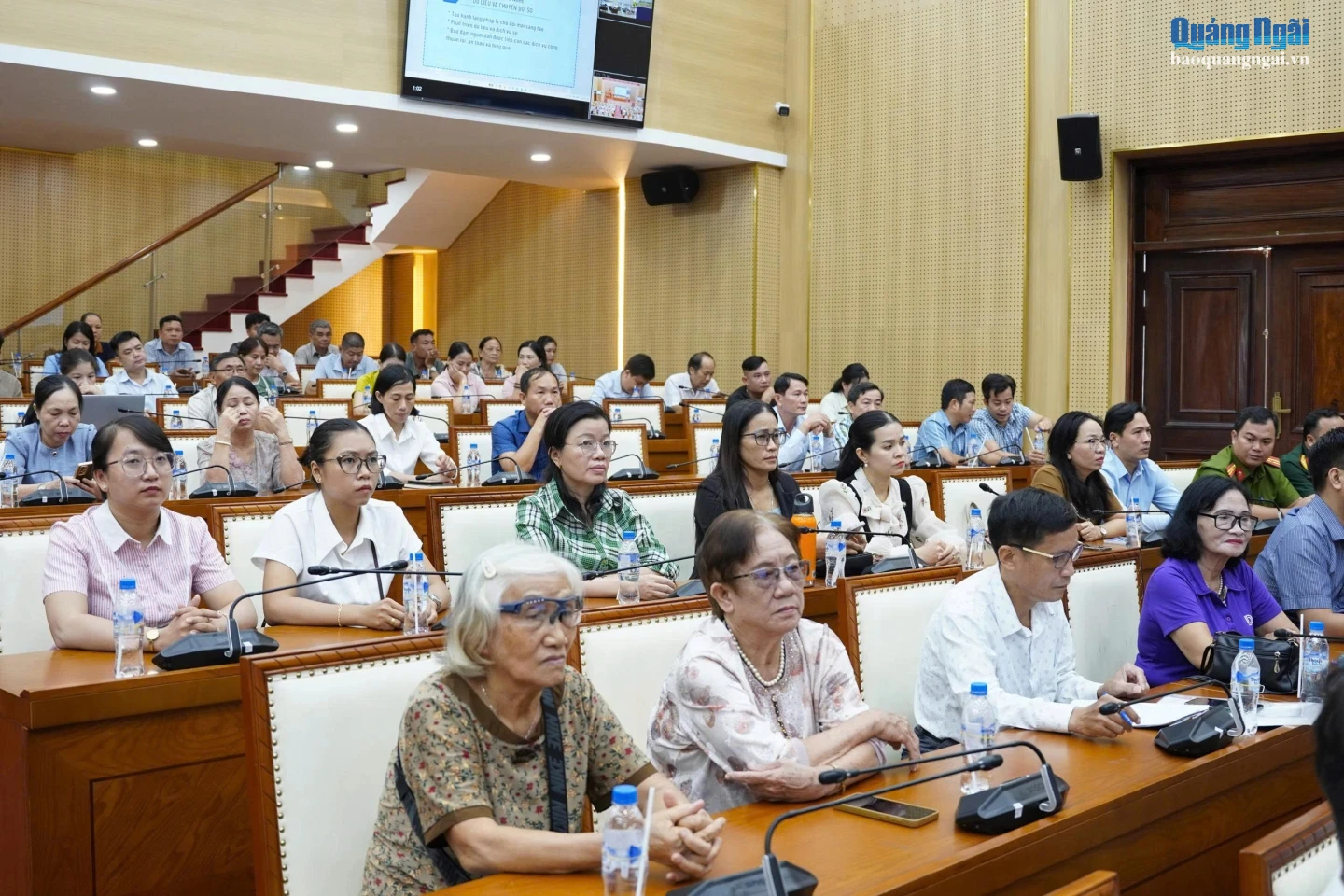 Các cử tri dự hội nghị trực tiếp tại hội trường UBND tỉnh.