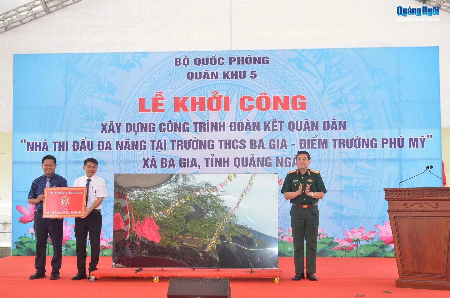 Thượng tướng Trương Thiên Tô - Ủy viên Ban Chấp hành Trung ương Đảng, Phó Chủ nhiệm Tổng cục Chính trị QĐND Việt Nam tặng quà cho Ban giám hiệu Trường THCS Ba Gia, điểm trường Phú Mỹ.