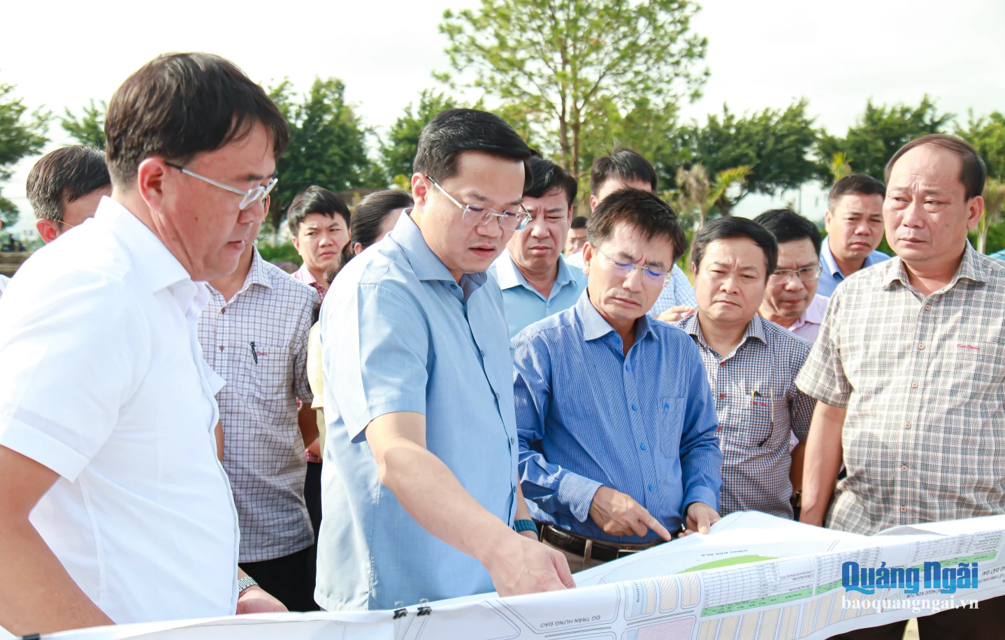 Phó Bí thư Tỉnh ủy, Chủ tịch UBND tỉnh Nguyễn Đức Tâm khảo sát và nghe báo cáo tại hiện trường các dự án trọng điểm.