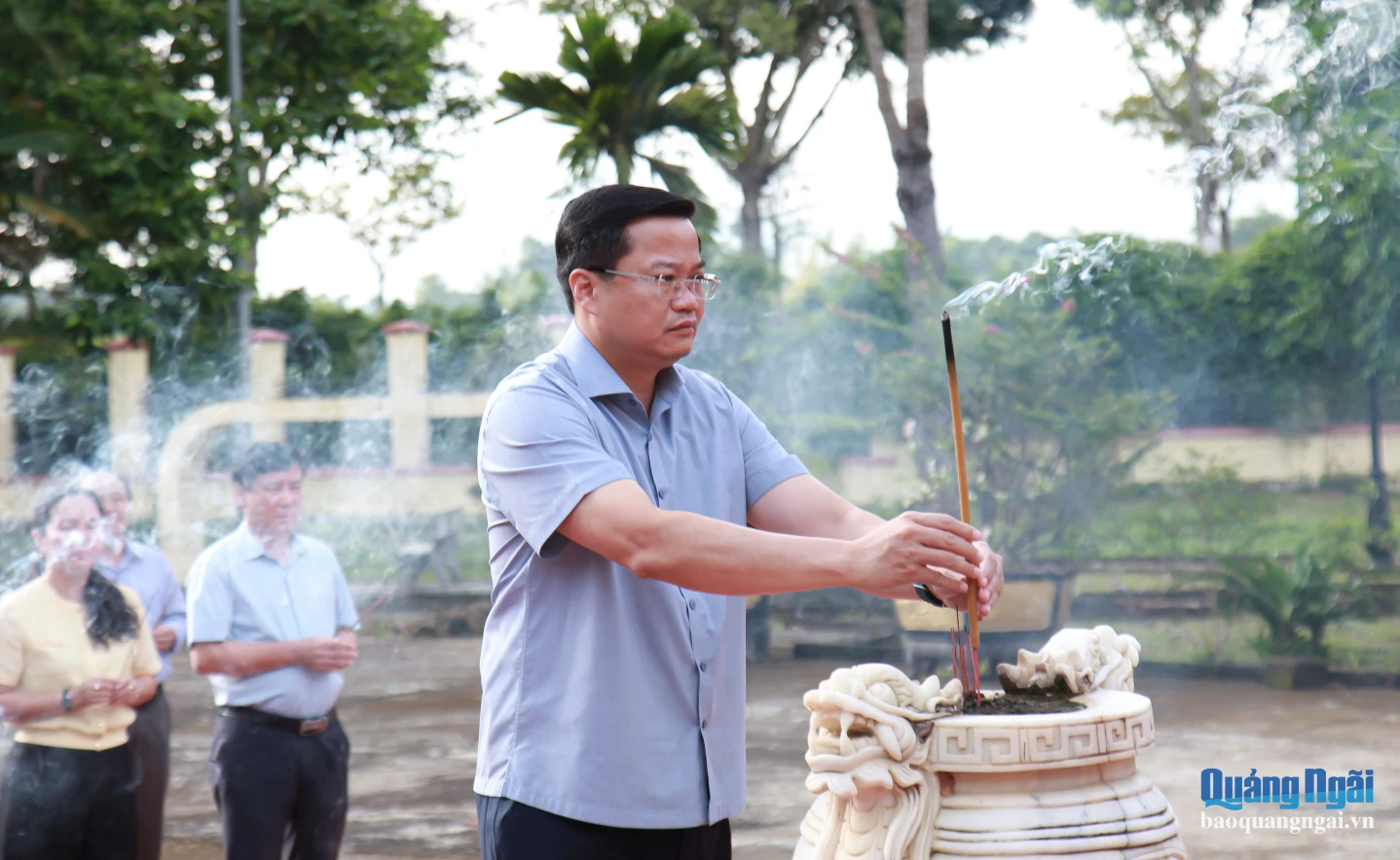 Phó Bí thư Tỉnh ủy, Chủ tịch UBND tỉnh Nguyễn Đức Tâm dâng hương tại Ngục Kon Tum.