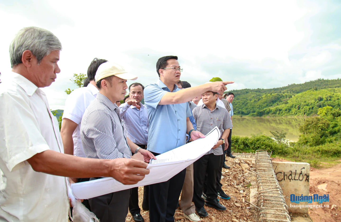Chủ tịch UBND tỉnh Nguyễn Đức Tâm chỉ đạo tại hiện trường dự án Xây dựng cầu và đường hai đầu cầu kết nối xã Ia Chim với xã Ya Ly.