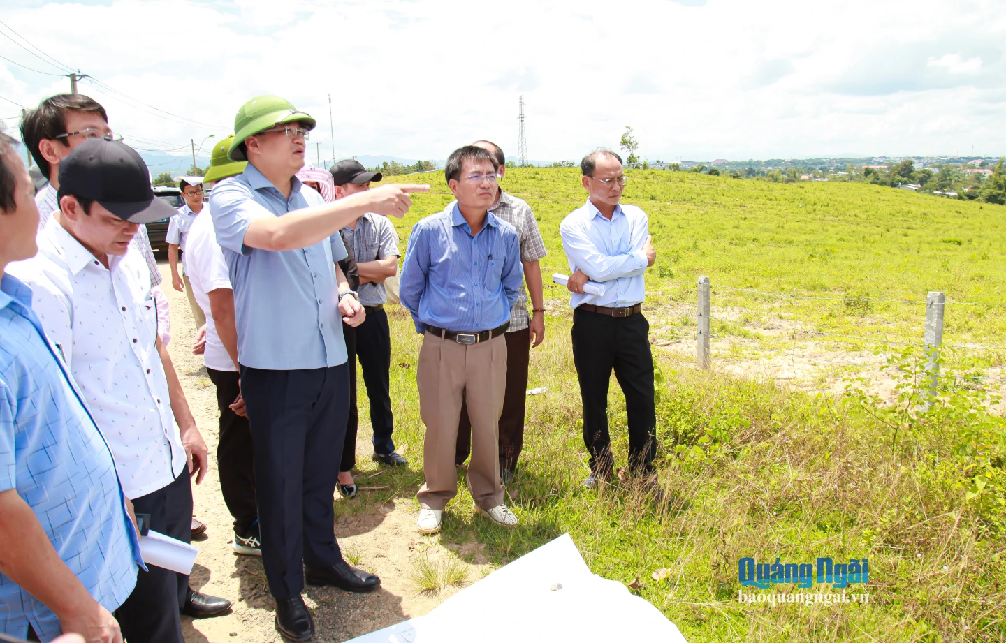 Đoàn công tác khảo sát khu vực dự kiến thực hiện dự án Tái định cư phục vụ các dự án khu vực phía Tây.