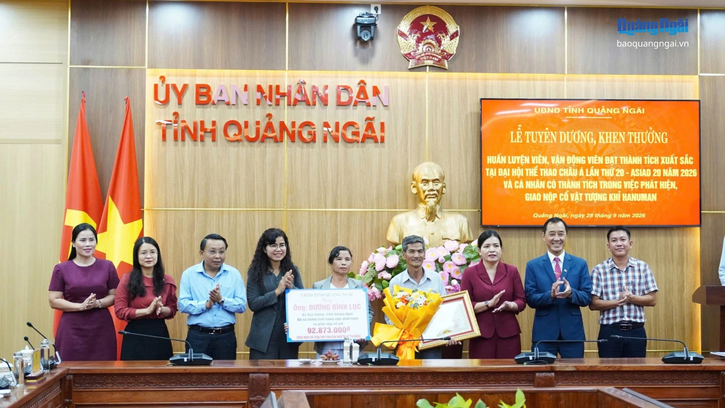 Khen thưởng, biểu dương ông Dương Đình Lục vì có thành tích trong việc phát hiện, giao nộp cổ vật tượng thần khỉ Hanuman.