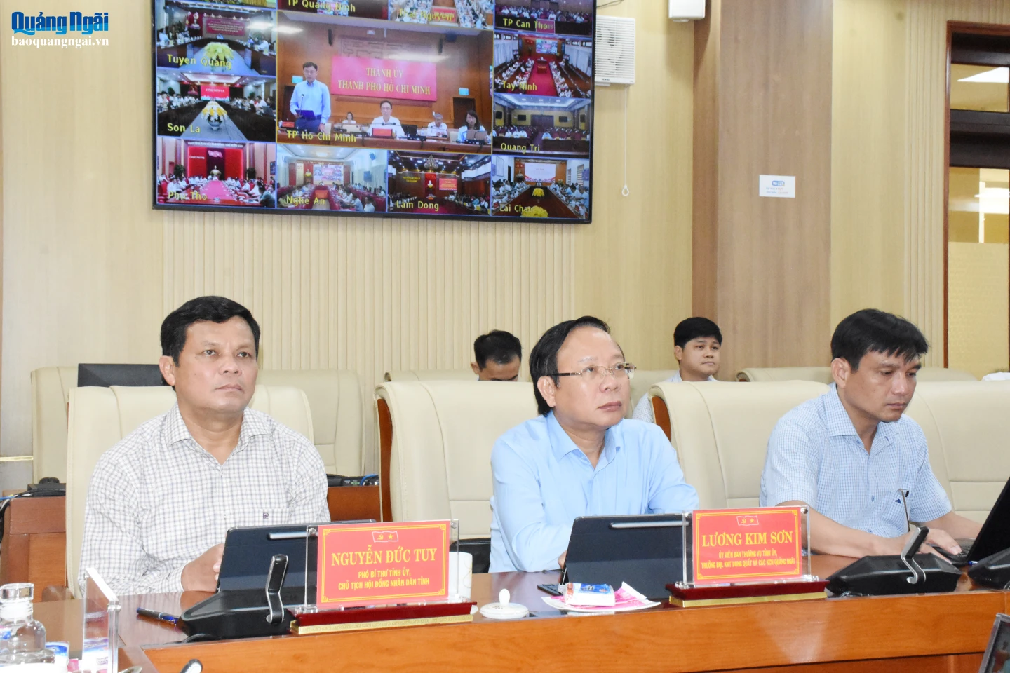 Phó Bí thư Tỉnh ủy, Chủ tịch HĐND tỉnh Nguyễn Đức Tuy; Ủy viên Ban Thường vụ Tỉnh ủy, Trưởng Ban quản lý Khu KKT Dung Quất và các KCN tỉnh Lương Kim Sơn dự phiên họp tại điểm cầu Quảng Ngãi.