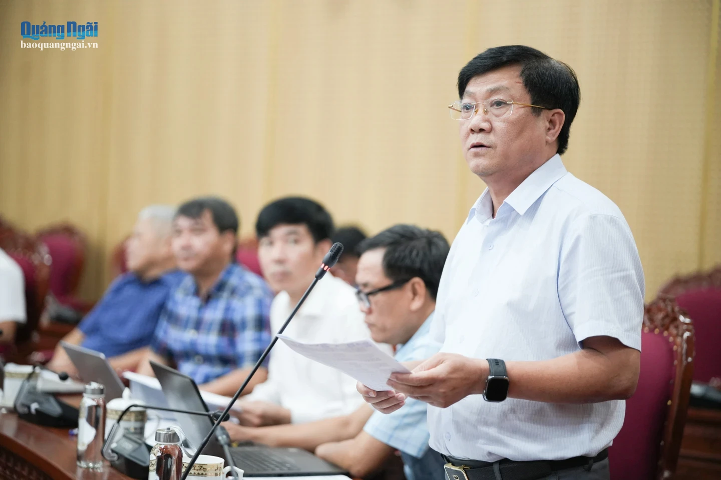 Lãnh đạo Văn phòng Đăng ký đất đai tỉnh phát biểu tại cuộc họp.