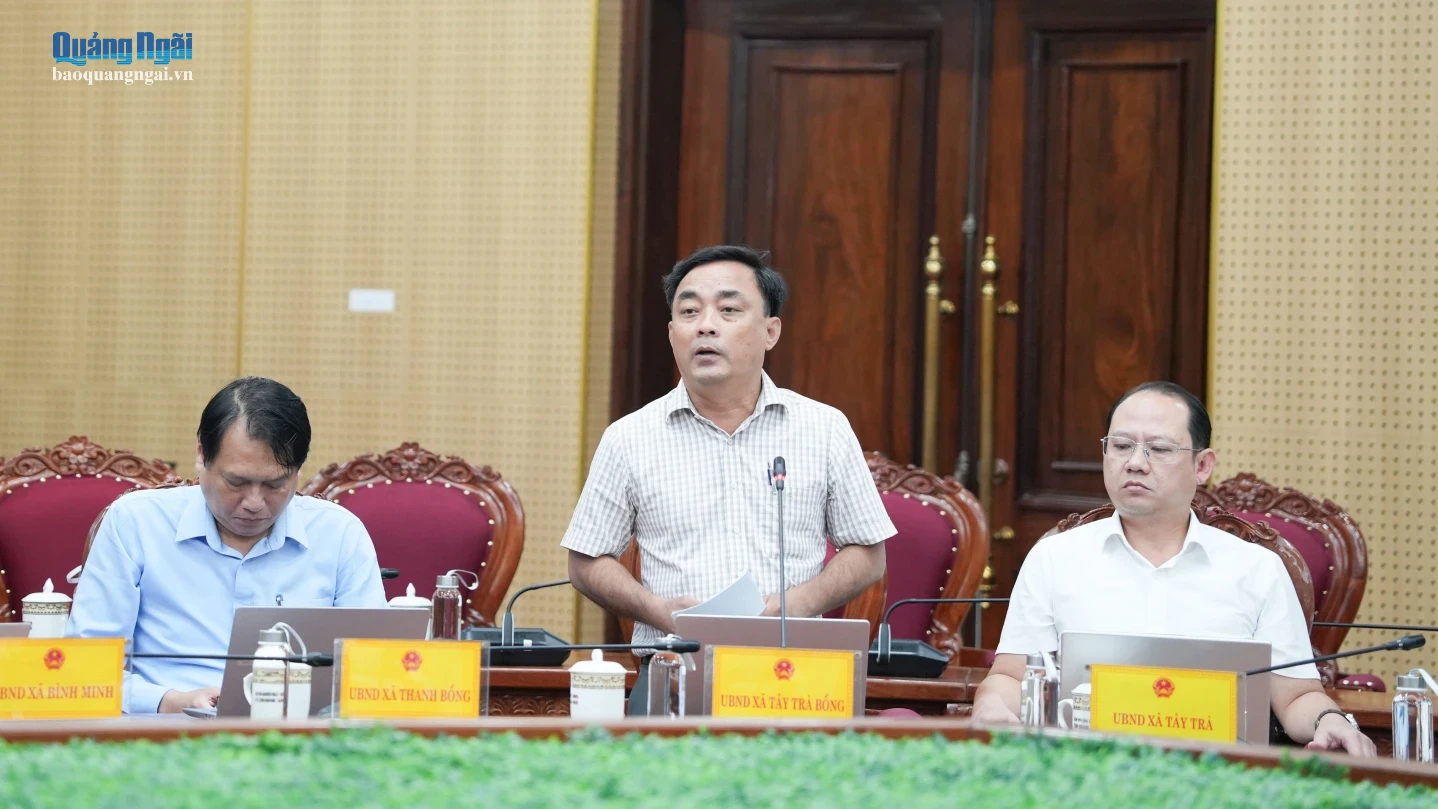 Lãnh đạo xã Tây Trà Bồng phát biểu tại cuộc họp.