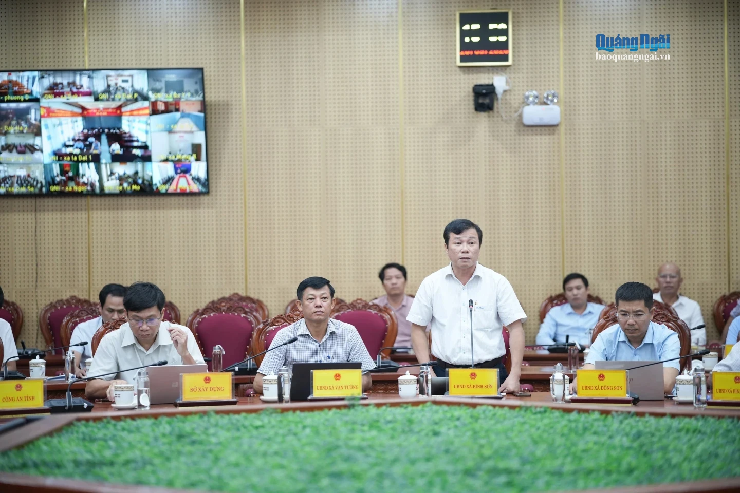 Lãnh đạo xã Bình Sơn phát biểu tại cuộc họp.