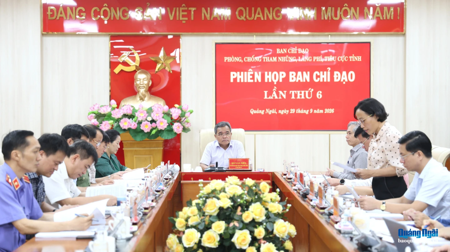 Ủy viên Trung ương Đảng, Bí thư Tỉnh ủy Hồ Văn Niên- Trưởng Ban Chỉ đạo phòng, chống tham nhũng, lãng phí, tiêu cực tỉnh chủ trì phiên họp.