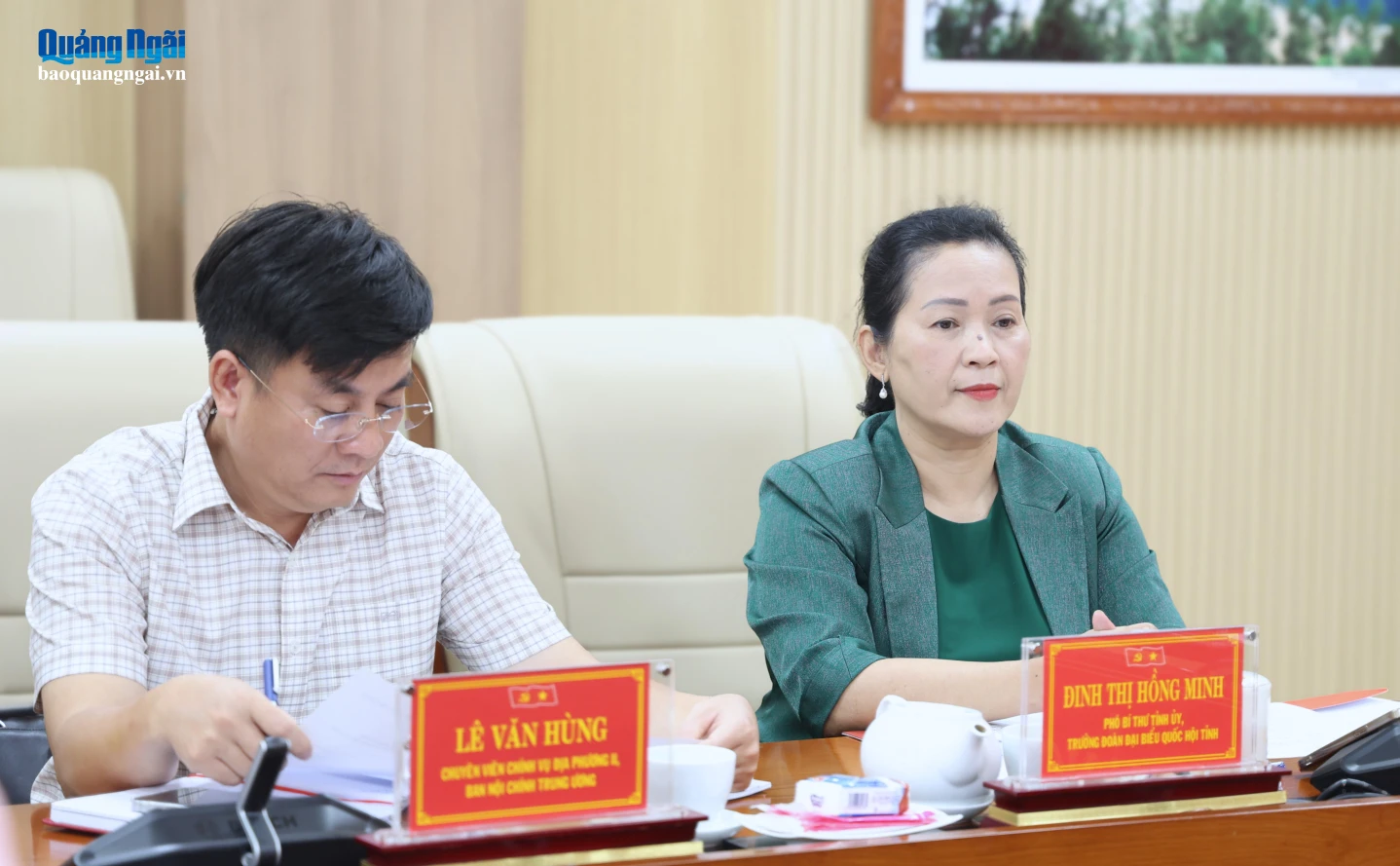 Phó Bí thư Tỉnh ủy, Trưởng đoàn ĐBQH tỉnh Đinh Thị Hồng Minh dự phiên họp.