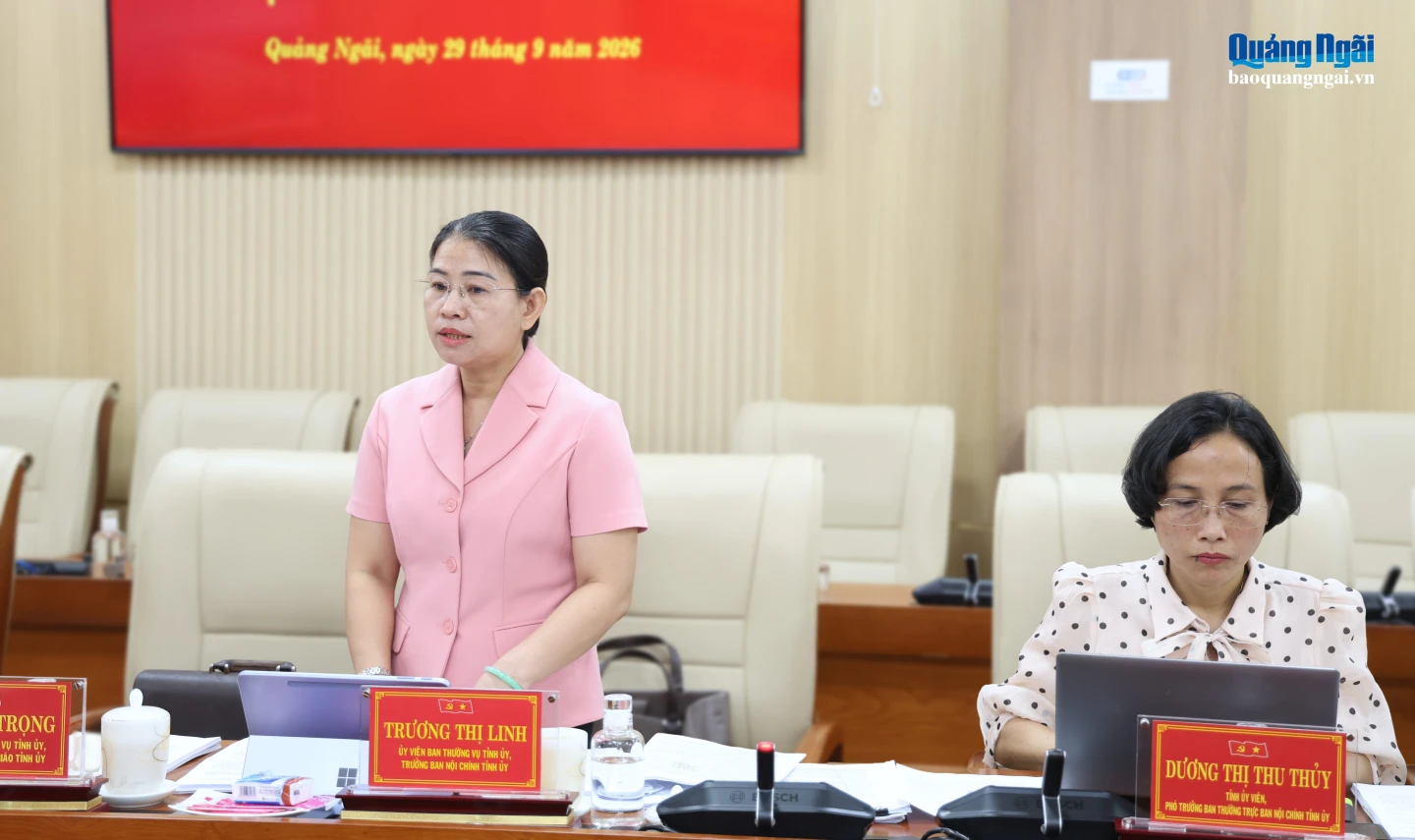 Ủy viên Ban Thường vụ, Trưởng ban Nội chính Tỉnh ủy Trương Thị Linh báo cáo tại cuộc họp.