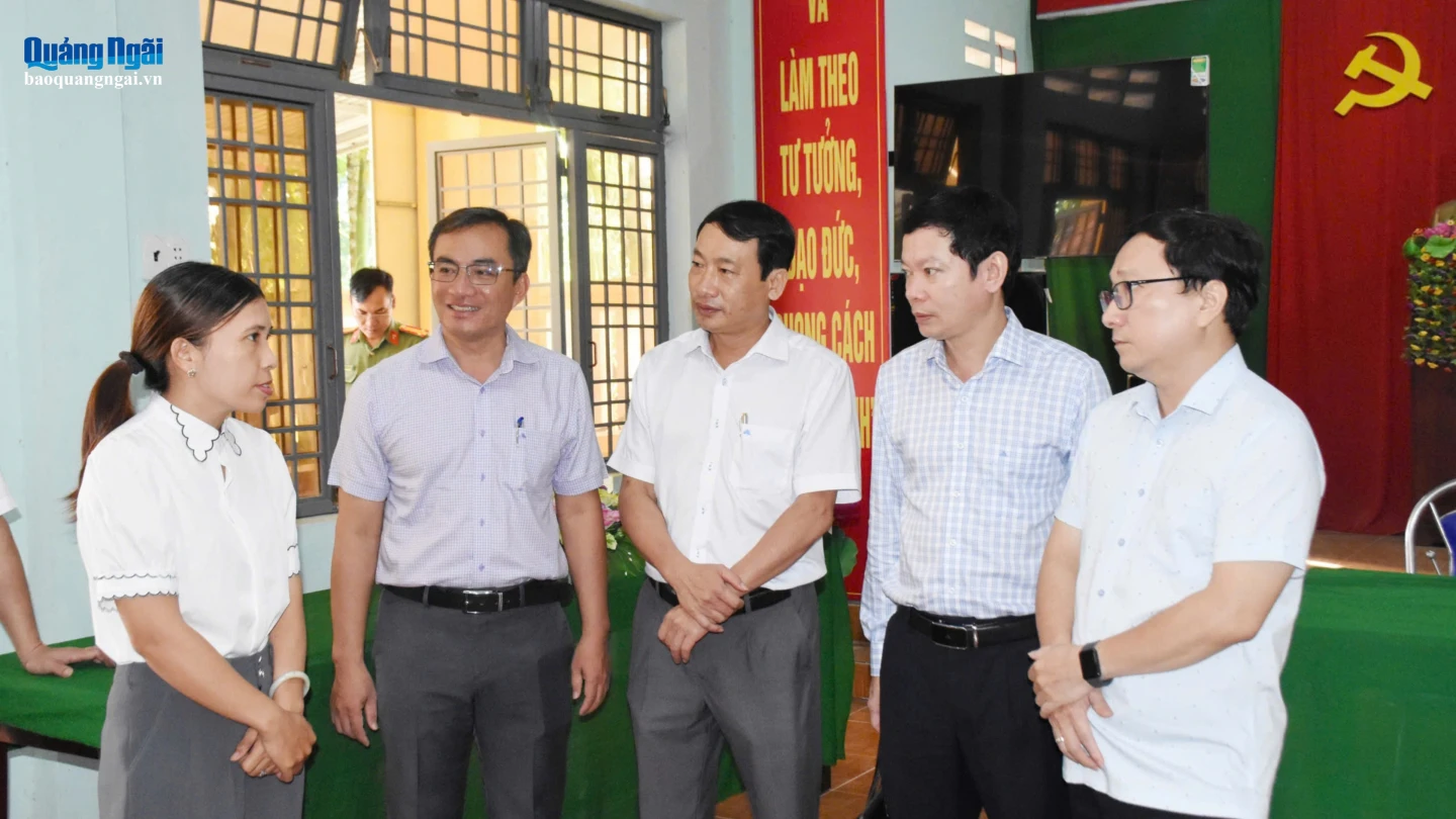 Đoàn giám sát HĐND tỉnh lắng nghe kiến nghị của thành viên Tổ công nghệ số cộng đồng thôn Đồng Viên, xã Vệ Giang.