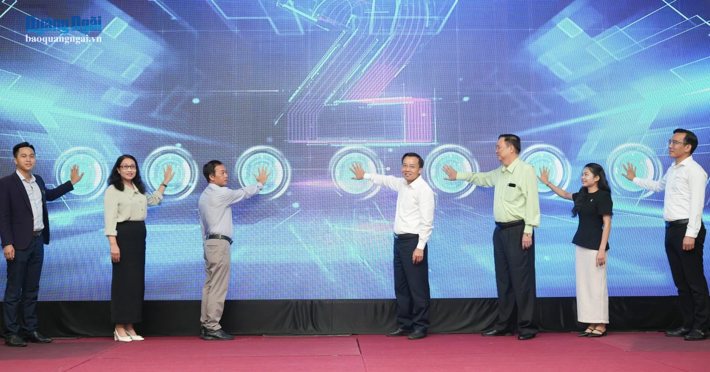 Các đại biểu thực hiện nghi thức bấm nút khai mạc các gian hàng trưng bày triển lãm.