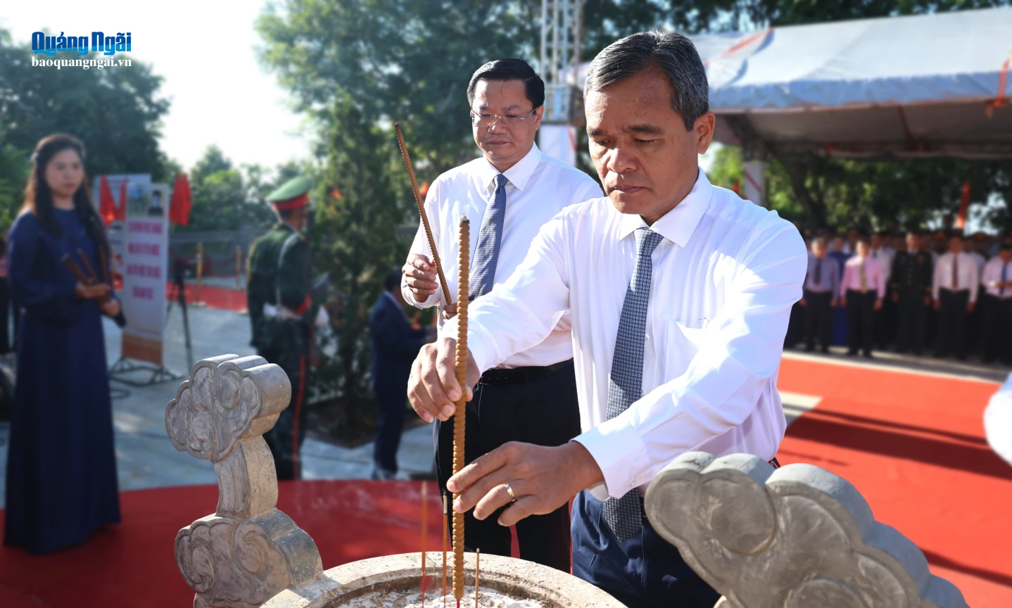 Ủy viên Trung ương Đảng, Bí thư Tỉnh ủy Hồ Văn Niên dâng hương tưởng nhớ Cụ Huỳnh Thúc Kháng.