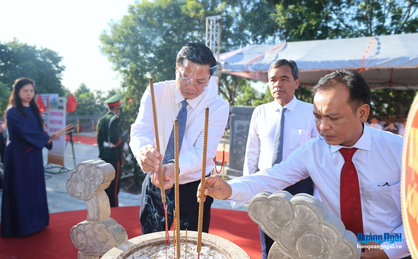 Ủy viên dự khuyết Trung ương Đảng, Phó Bí thư Thường trực Tỉnh ủy, Chủ tịch Ủy ban MTTQ Việt Nam tỉnh U Huấn và Phó Bí thư Tỉnh ủy, Chủ tịch UBND tỉnh Nguyễn Đức Tâm dâng hương tưởng nhớ Cụ Huỳnh Thúc Kháng.