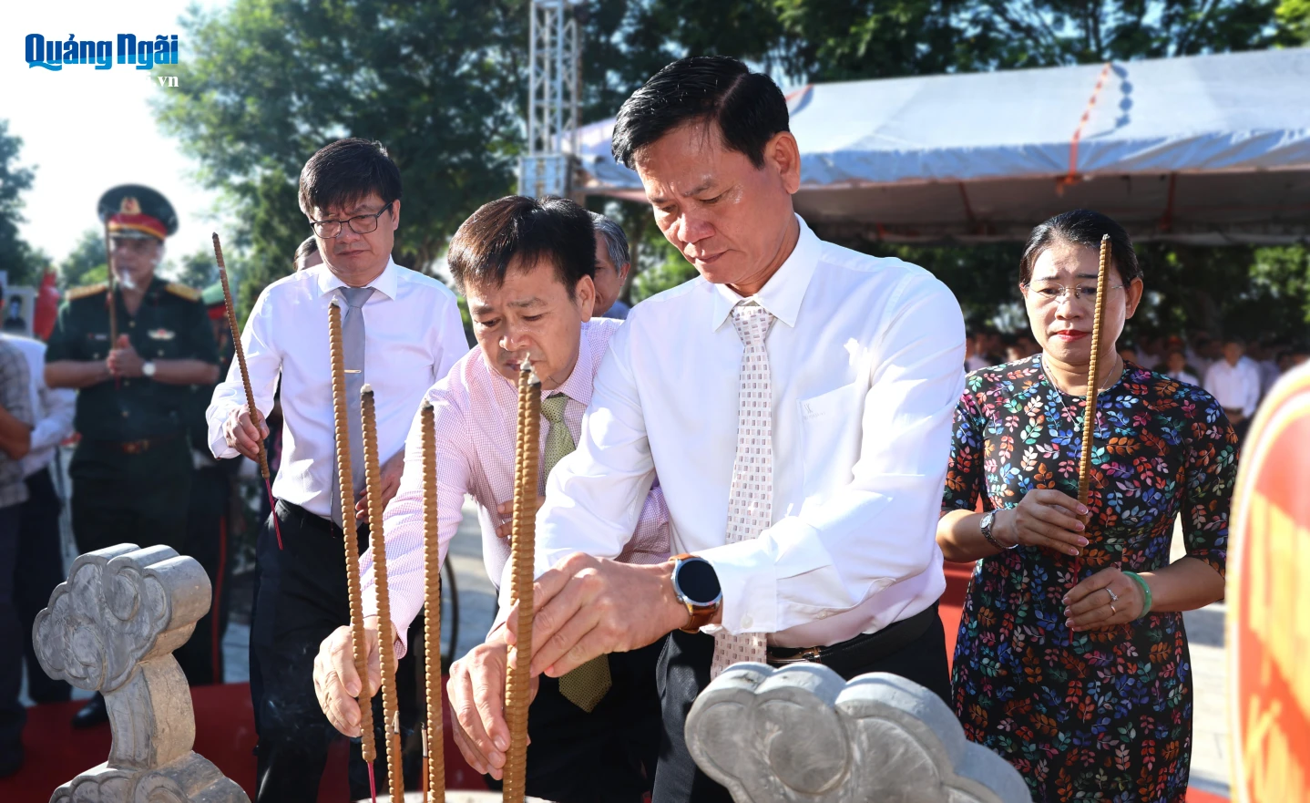 Các Ủy viên Ban Thường vụ Tỉnh ủy dâng hương tưởng nhớ Cụ Huỳnh Thúc Kháng.