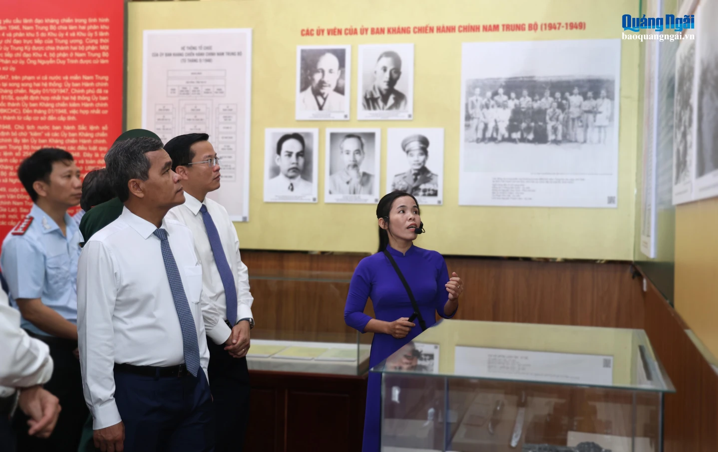 Ủy viên Trung ương Đảng, Bí thư Tỉnh ủy Hồ Văn Niên và các đại biểu xem hình ảnh, tư liệu về quá trình hoạt động của Cụ Huỳnh Thúc Kháng.