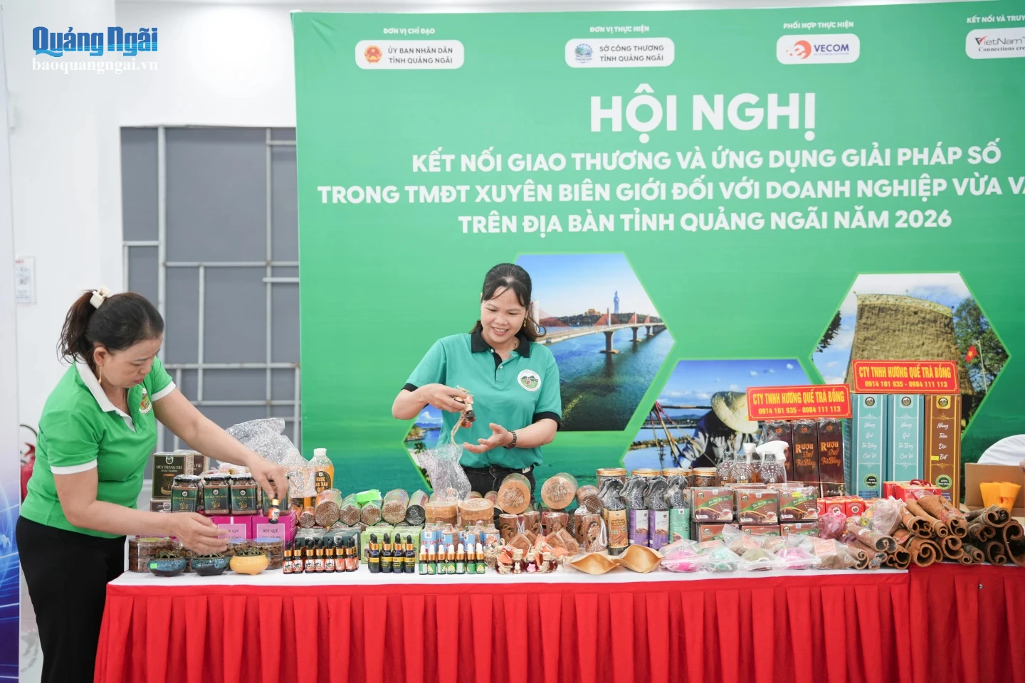 Các sản phẩm quế Trà Bồng trưng bày tại hội nghị.