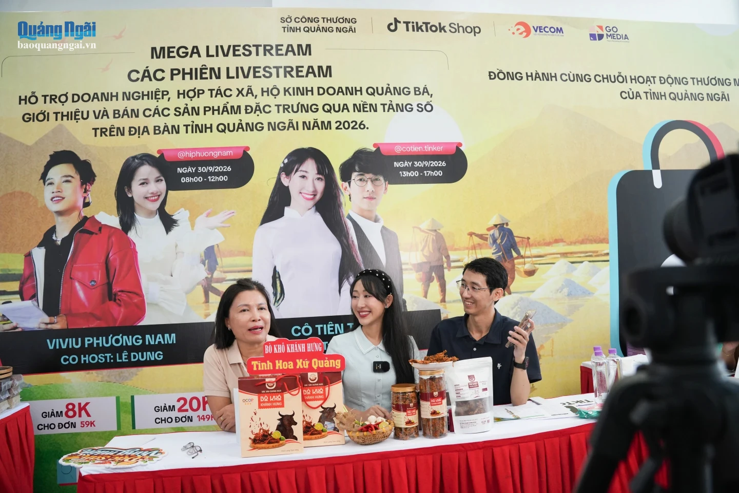 Chị Huỳnh Vũ Thủy Tiên, người sáng lập, điều hành Tinker Academy tại Việt Nam, trực tiếp chia sẻ kinh nghiệm và livestream các sản phẩm OCOP Quảng Ngãi trên các nền tảng thương mại điện tử, hỗ trợ các chủ thể.