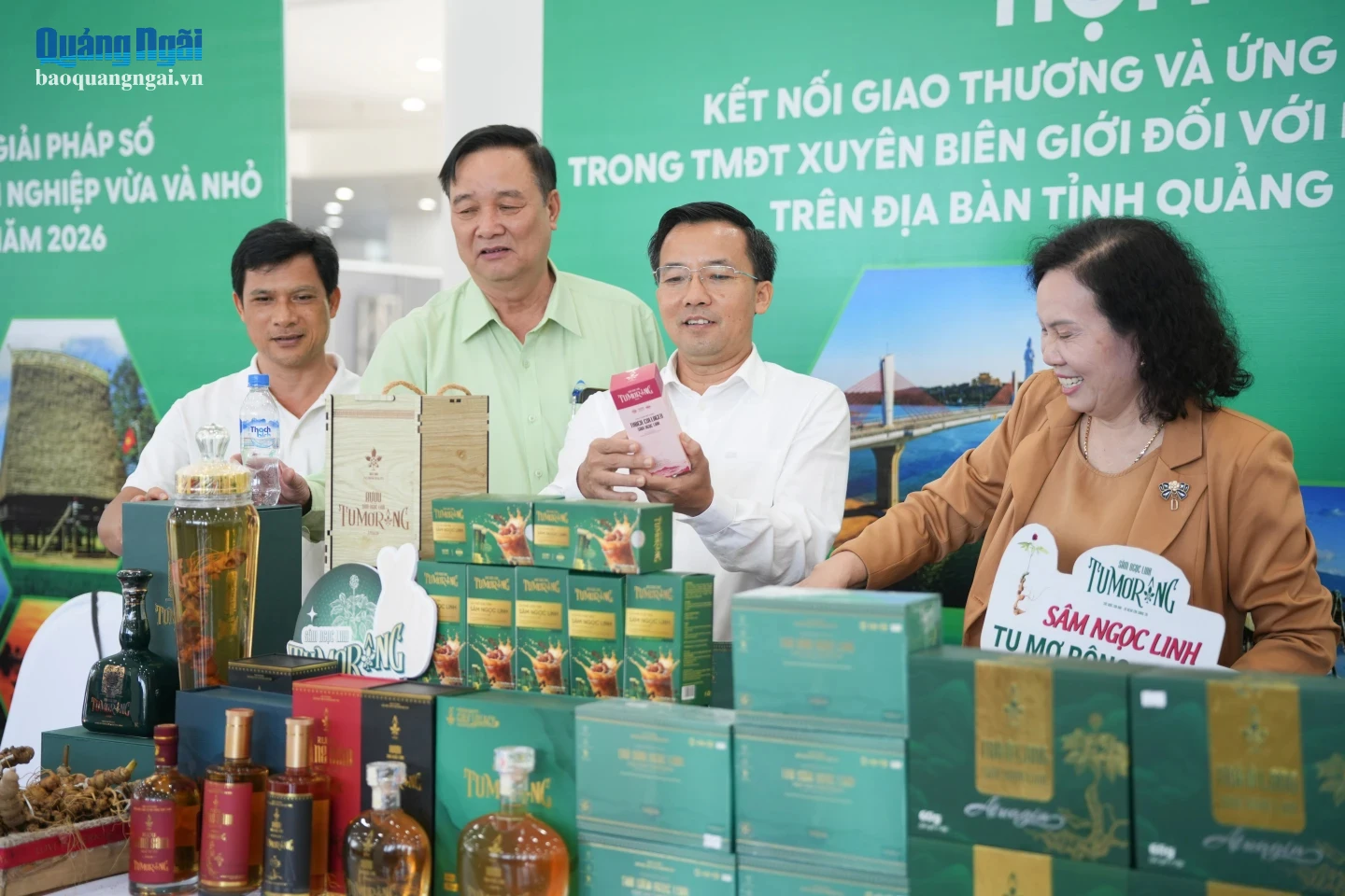 Lãnh đạo Sở Công Thương cùng đại diện các đơn vị doanh nghiệp tham quan các gian trưng bày sản phẩm tại hội nghị.