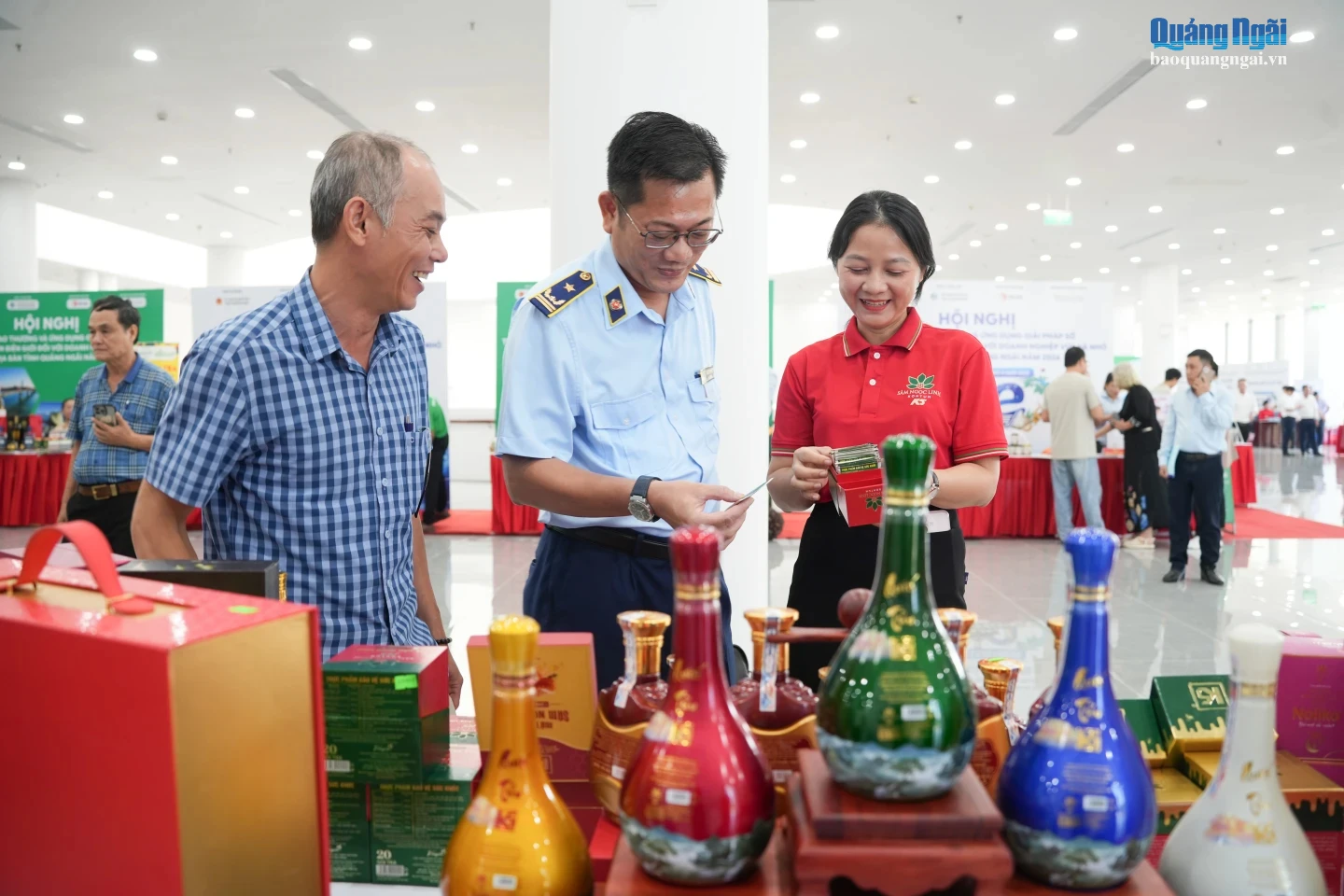 Nhiều sản phẩm OCOP của phía Tây tỉnh Quảng Ngãi được trưng bày, giới thiệu tại hội nghị.