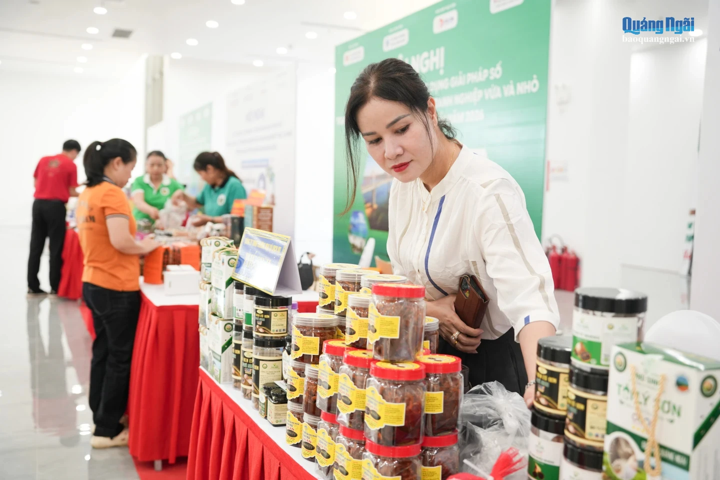 Các sản phẩm của Lý Sơn được trưng bày, giới thiệu tại hội nghị.