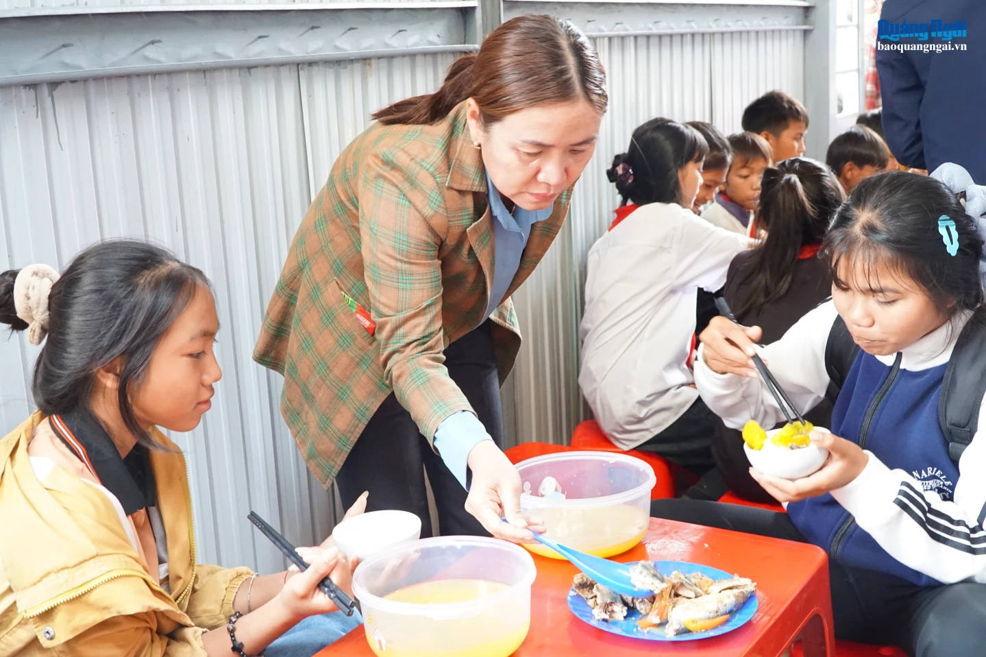 Sau giờ lên lớp, giáo viên xuống bếp chăm chút bữa trưa cho học sinh.