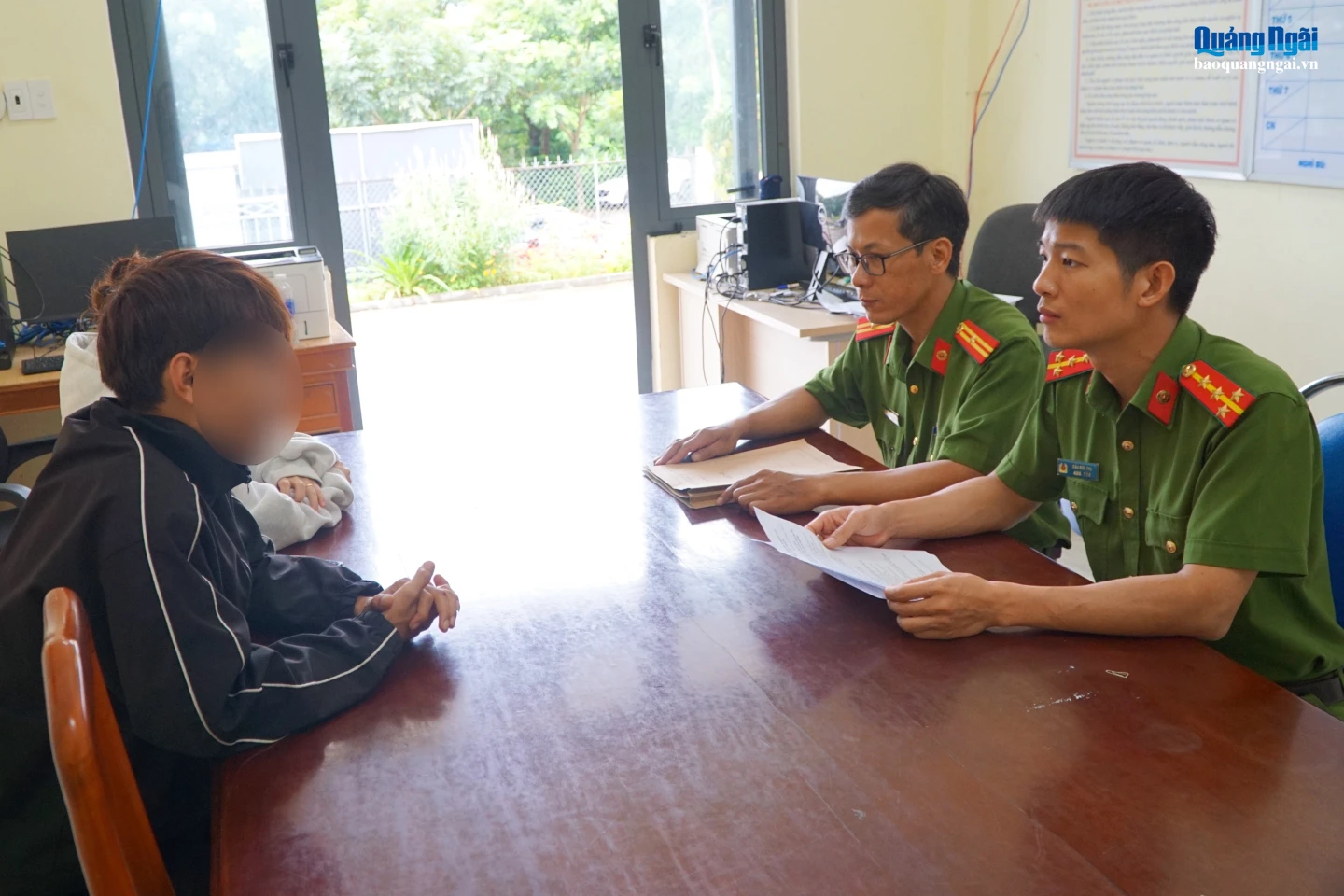 Công an xã Ngọk Bay động viên các trường hợp trở về địa phương sau khi chấp hành xong án phạt tù.