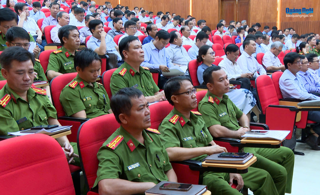 Các đại biểu tham gia hội nghị.