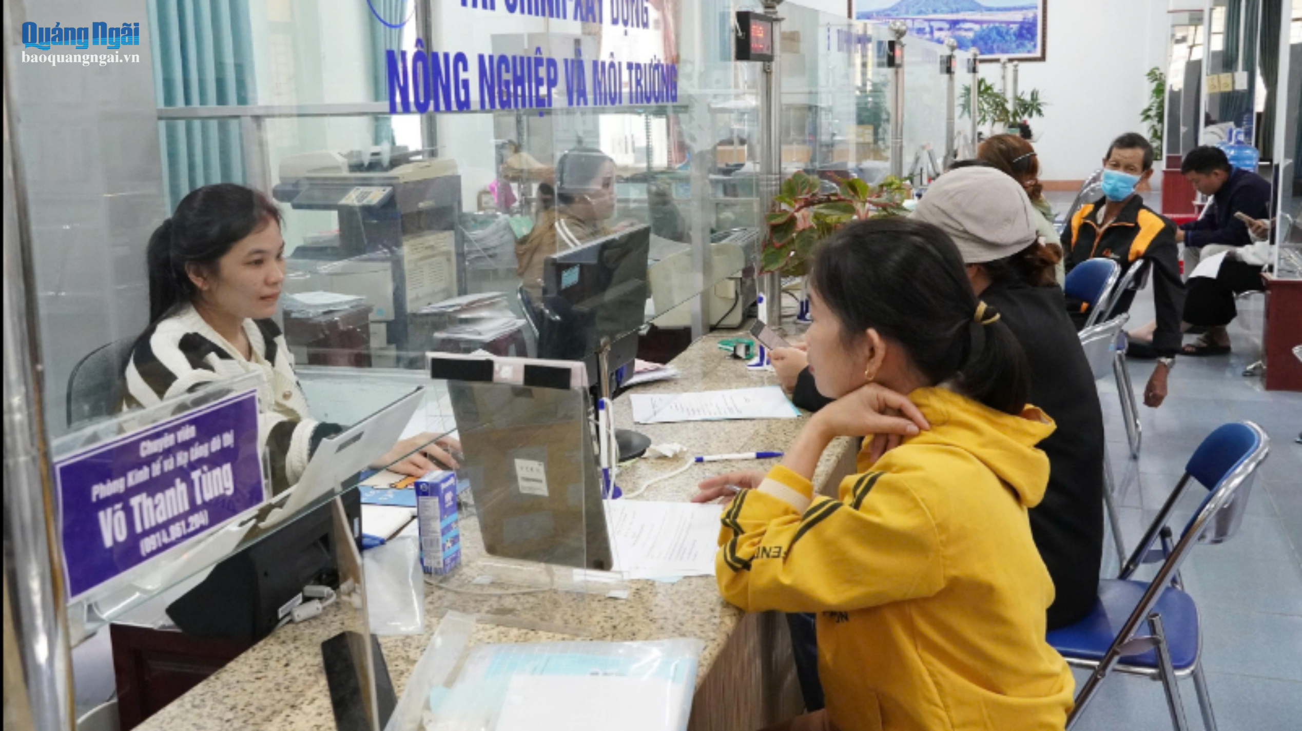 Cán bộ Trung tâm Phục vụ hành chính công phường Đức Phổ giải quyết thủ tục hành chính cho người dân. Ảnh: BÁ SƠN
